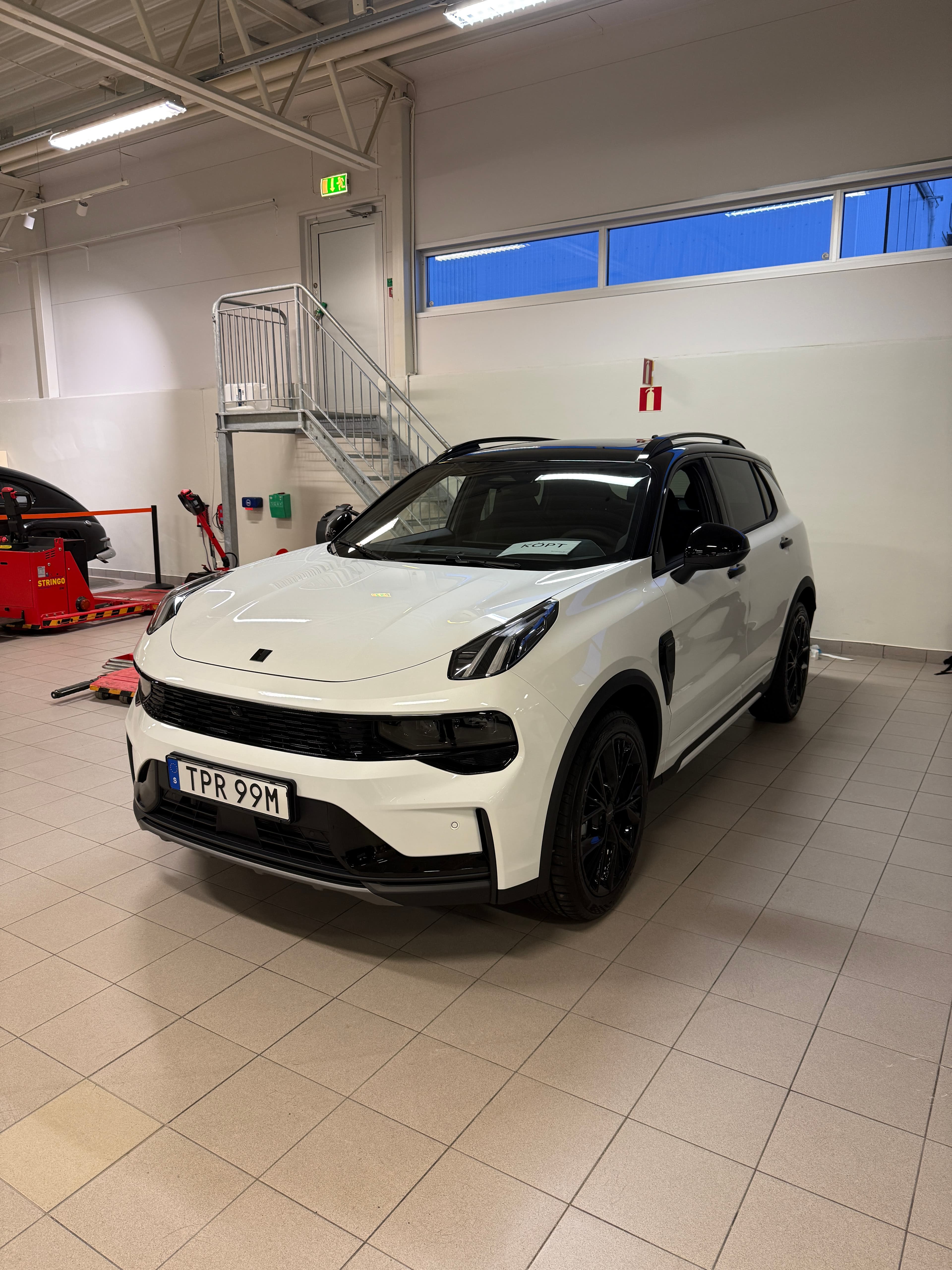 Vit SUV före behandling hos Dala AutoVision