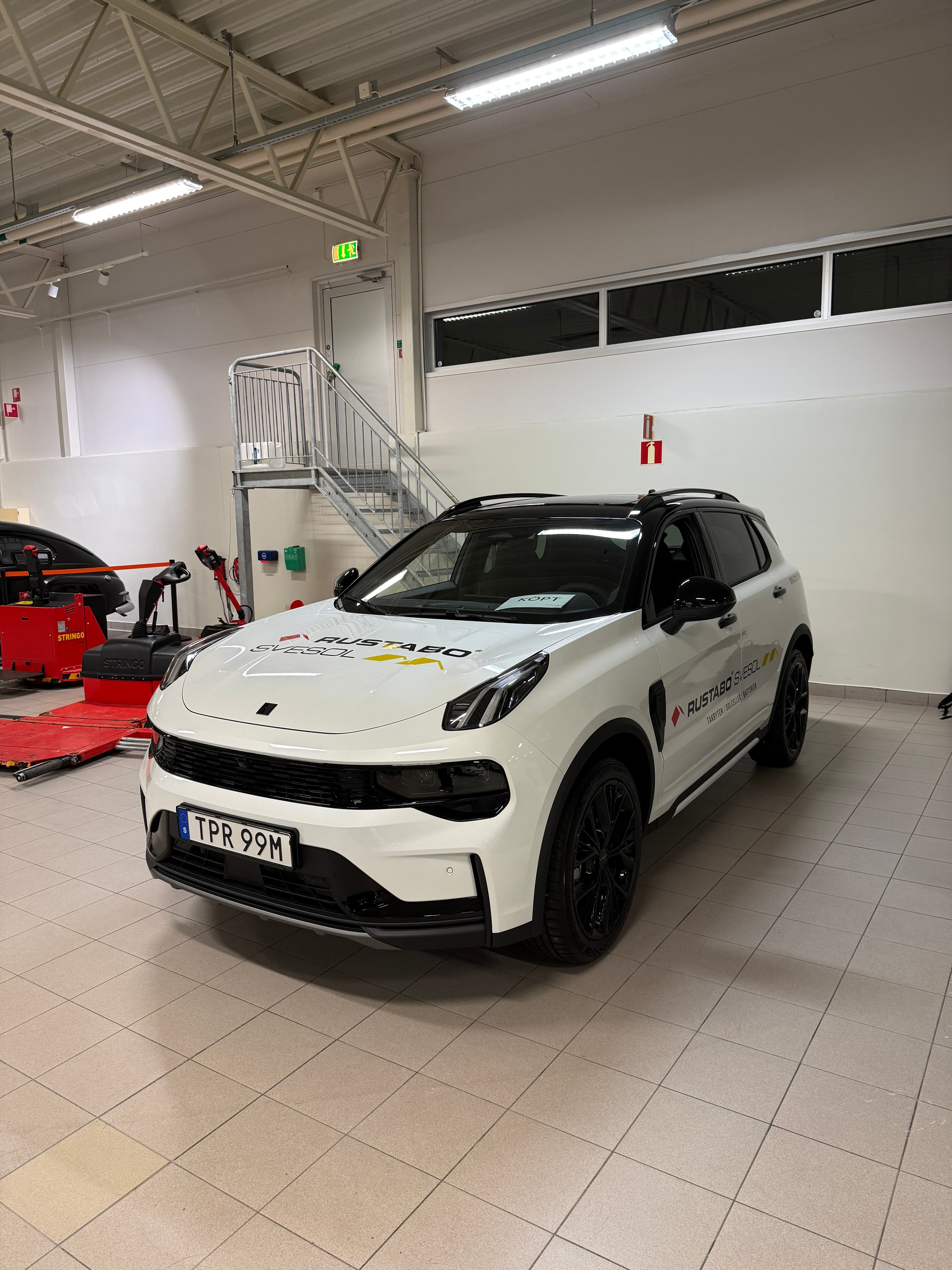Vit SUV efter behandling hos Dala AutoVision