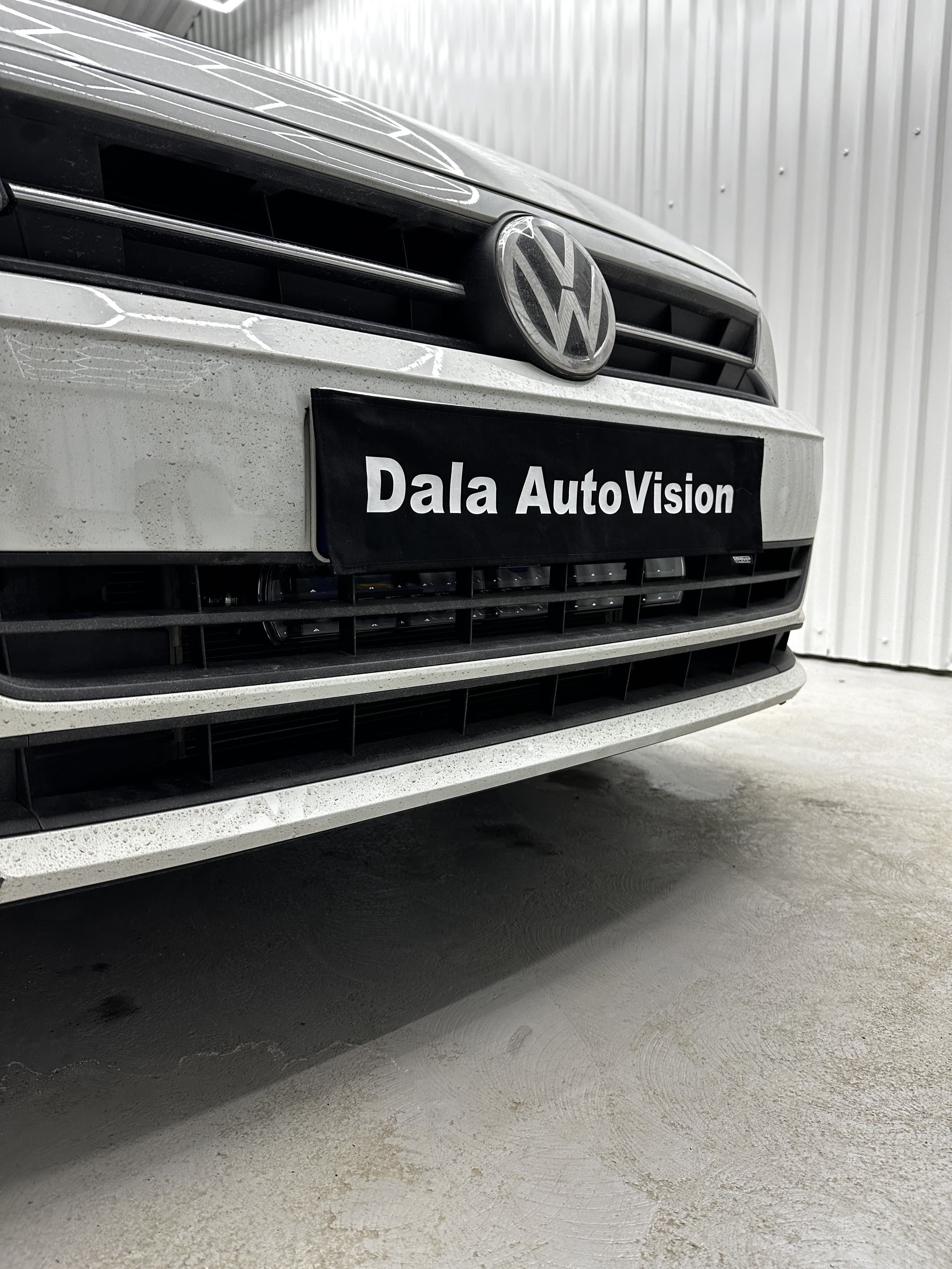 Volkswagen Polo med Purelux Major S530 V2 monterad innanför nedre grillen