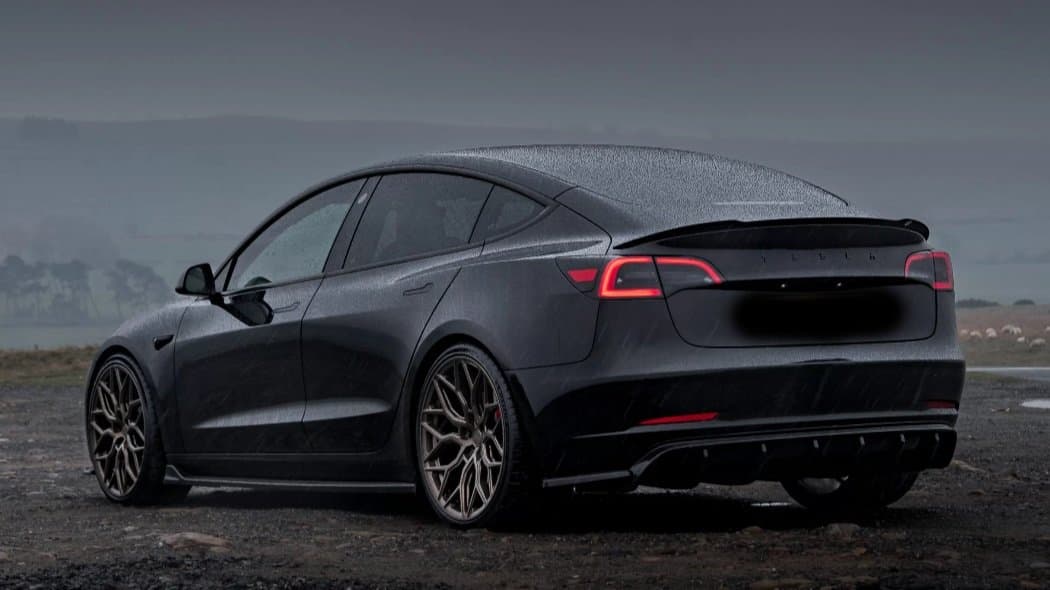 Bakvinge monterad på Tesla fotograferad bakifrån hos Dala AutoVision