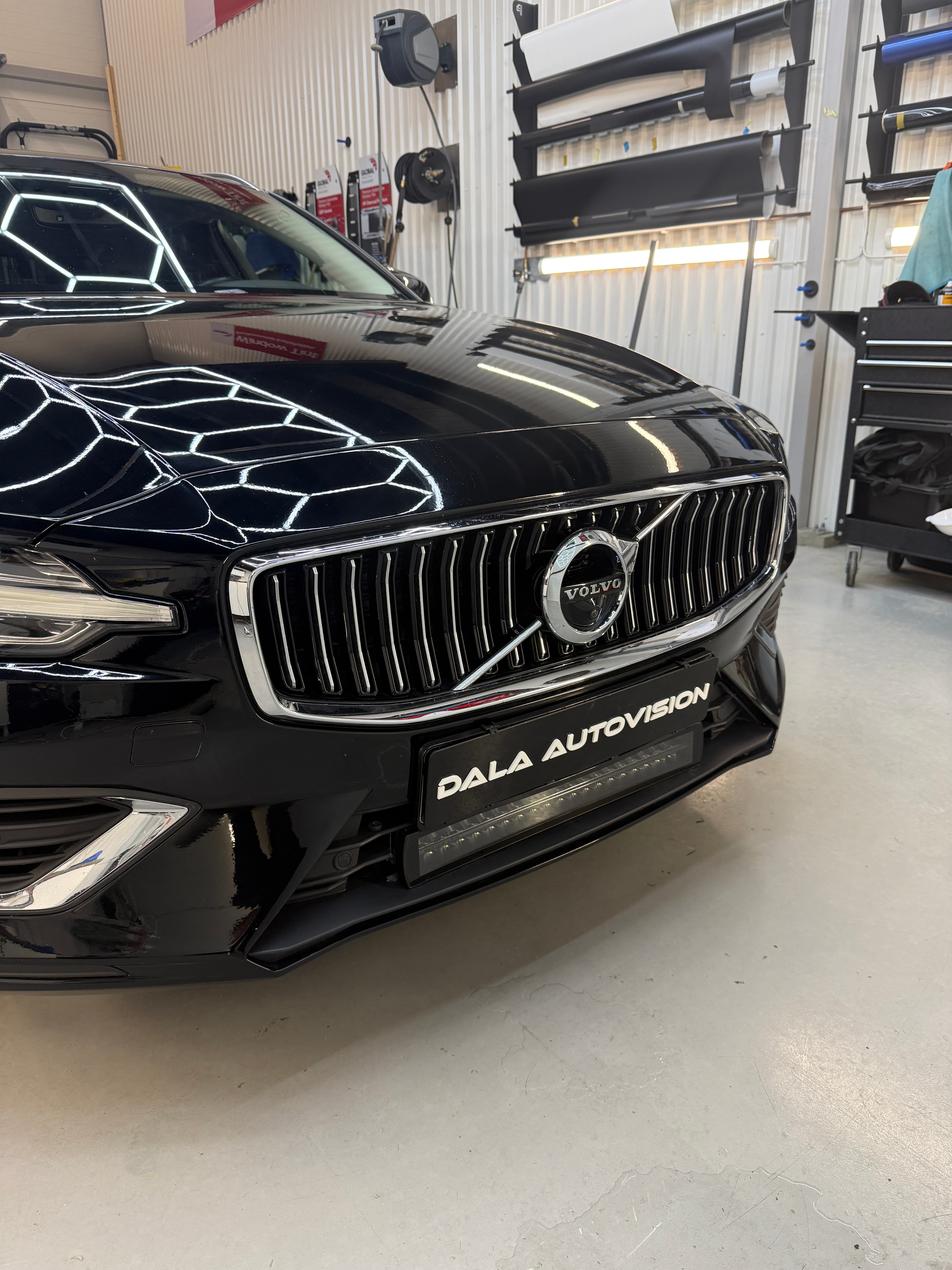 Volvo-front före chrome delete på grill