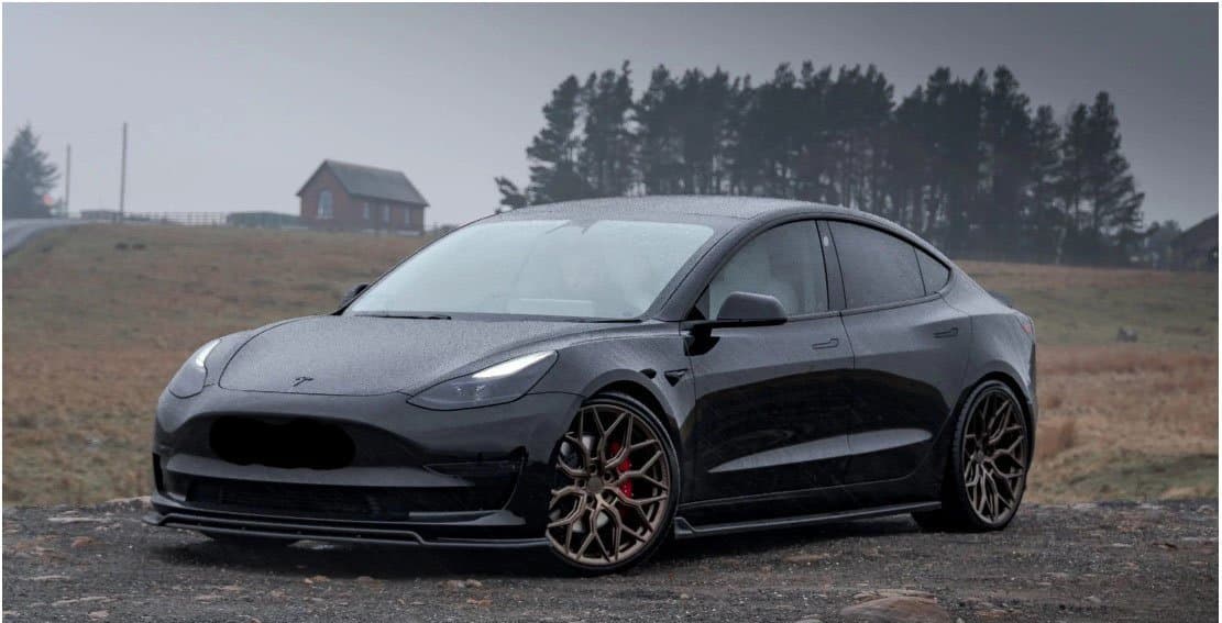 Tesla fotograferad som huvudbild för eftermontering hos Dala AutoVision i Borlänge